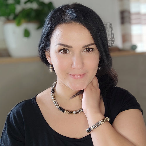 LEFAH Design – Handgefertigter Modeschmuck aus Österreich für jeden Anlass
Bei LEFAH Design finden Sie stilvollen, handgefertigten Modeschmuck, der mit viel Liebe und Sorgfalt in Österreich hergestellt wird. Unsere Schmuckstücke vereinen trendiges Design, Leichtigkeit und höchsten Tragekomfort – perfekt für jeden Tag und besondere Anlässe. Alle unsere Produkte sind auch für Allergiker geeignet, da wir ausschließlich hautfreundliche Materialien verwenden.
Entdecken Sie federleichte Ohrringe, filigrane Hals