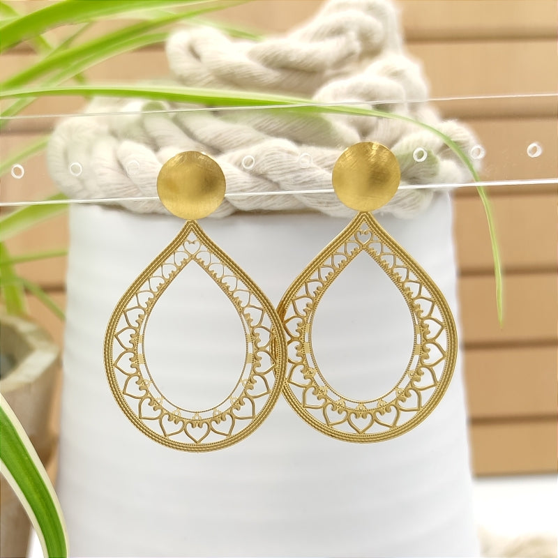 Ohrring Fedra in Edelstahl vergoldet, sie schmeichelt jeder Gesichtsform durch ihre Tropfen Form. Sehr angenehm zu tragen da sie Federleicht ist. Das Material ist sehr gut für Allergiker geeignet.