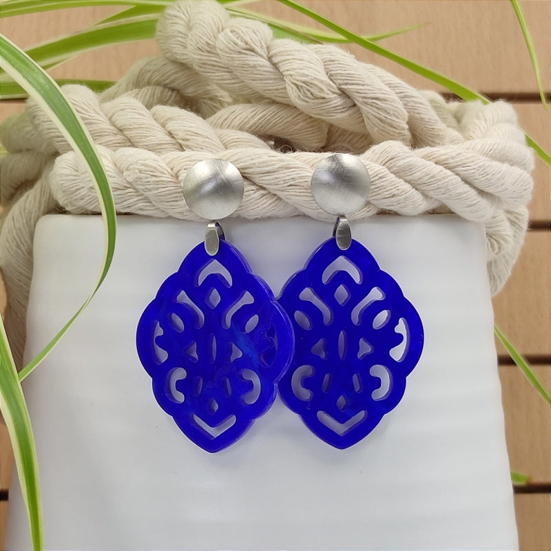 Der Ohrring Ella von LeFah Design ist der perfekte Trachtenschmuck in edlem blau. Federleicht, angenehm zu tragen und gut verträglich – ideal für empfindliche Haut. Ob Alltag oder Festtag, dieser Schmuck verbindet Tradition mit modernem Stil. Handgefertigt in Österreich, mit sicherer Zahlung und schnellem Versand – ein Accessoire, das Trachtenmode vollendet!