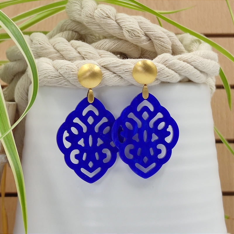 Der Ohrring Ella von LeFah Design ist der perfekte Trachtenschmuck in edlem blau. Federleicht, angenehm zu tragen und gut verträglich – ideal für empfindliche Haut. Ob Alltag oder Festtag, dieser Schmuck verbindet Tradition mit modernem Stil. Handgefertigt in Österreich, mit sicherer Zahlung und schnellem Versand – ein Accessoire, das Trachtenmode vollendet!