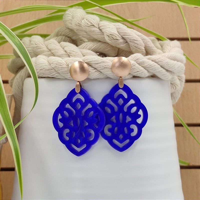 Der Ohrring Ella von LeFah Design ist der perfekte Trachtenschmuck in edlem blau. Federleicht, angenehm zu tragen und gut verträglich – ideal für empfindliche Haut. Ob Alltag oder Festtag, dieser Schmuck verbindet Tradition mit modernem Stil. Handgefertigt in Österreich, mit sicherer Zahlung und schnellem Versand – ein Accessoire, das Trachtenmode vollendet!
