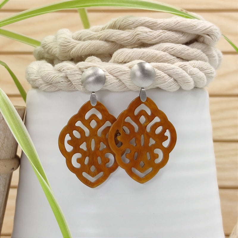 Der Ohrring Ella von LeFah Design ist der perfekte Trachtenschmuck in edlem Cognac - Bernstein - braun. Federleicht, angenehm zu tragen und gut verträglich – ideal für empfindliche Haut. Ob Alltag oder Festtag, dieser Schmuck verbindet Tradition mit modernem Stil. Handgefertigt in Österreich, mit sicherer Zahlung und schnellem Versand – ein Accessoire, das Trachtenmode vollendet!