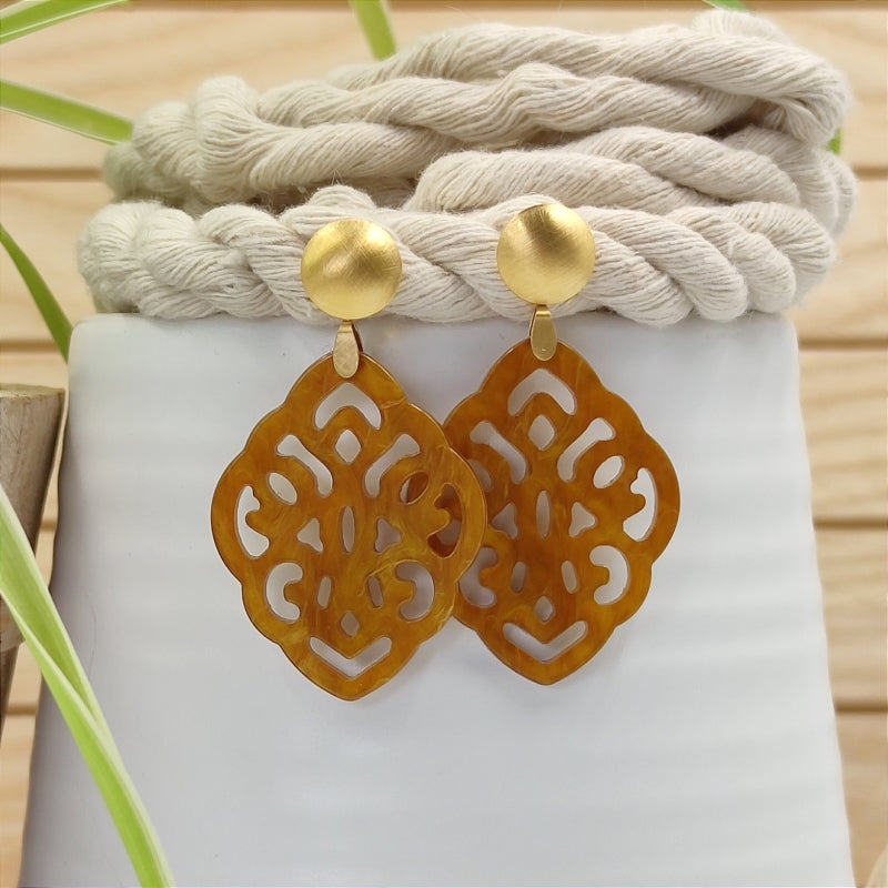 Der Ohrring Ella von LeFah Design ist der perfekte Trachtenschmuck in edlem Cognac - Bernstein - braun. Federleicht, angenehm zu tragen und gut verträglich – ideal für empfindliche Haut. Ob Alltag oder Festtag, dieser Schmuck verbindet Tradition mit modernem Stil. Handgefertigt in Österreich, mit sicherer Zahlung und schnellem Versand – ein Accessoire, das Trachtenmode vollendet!