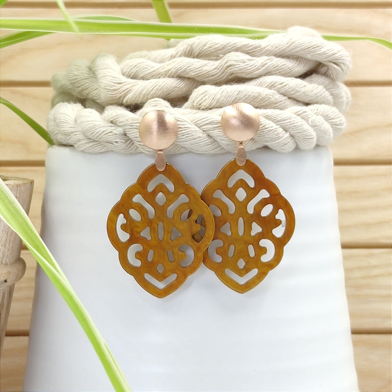 Der Ohrring Ella von LeFah Design ist der perfekte Trachtenschmuck in edlem Cognac - Bernstein - braun. Federleicht, angenehm zu tragen und gut verträglich – ideal für empfindliche Haut. Ob Alltag oder Festtag, dieser Schmuck verbindet Tradition mit modernem Stil. Handgefertigt in Österreich, mit sicherer Zahlung und schnellem Versand – ein Accessoire, das Trachtenmode vollendet!