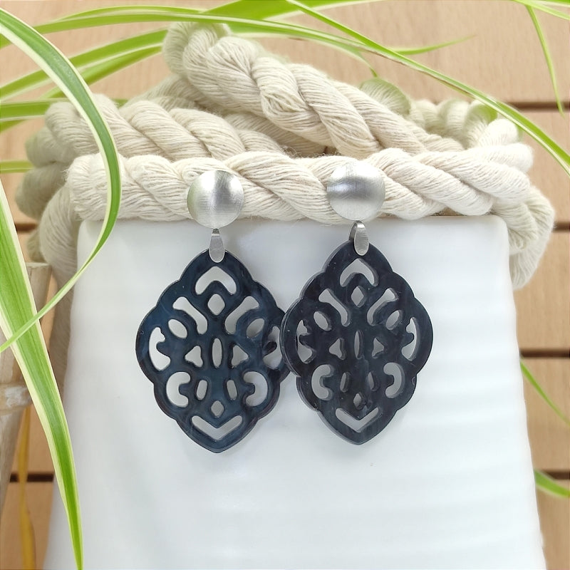 Der Ohrring Ella von LeFah Design ist der perfekte Trachtenschmuck in edlem dunkel blau grau. Federleicht, angenehm zu tragen und gut verträglich – ideal für empfindliche Haut. Ob Alltag oder Festtag, dieser Schmuck verbindet Tradition mit modernem Stil. Handgefertigt in Österreich, mit sicherer Zahlung und schnellem Versand – ein Accessoire, das Trachtenmode vollendet!
