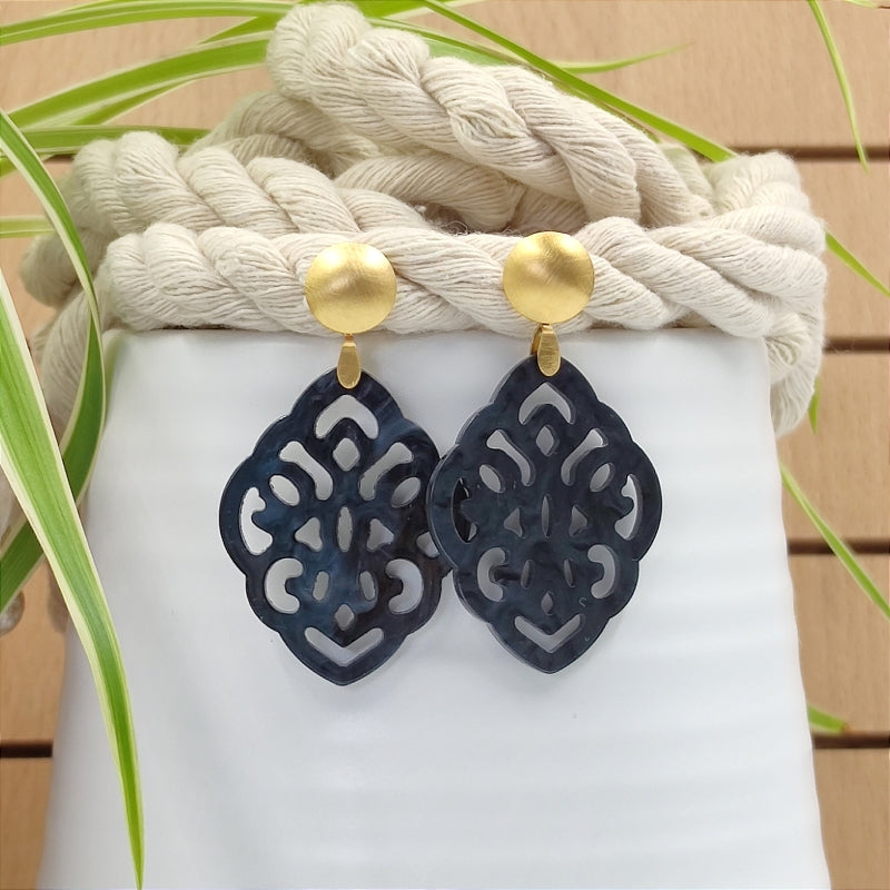 Der Ohrring Ella von LeFah Design ist der perfekte Trachtenschmuck in edlem dunkel blau grau. Federleicht, angenehm zu tragen und gut verträglich – ideal für empfindliche Haut. Ob Alltag oder Festtag, dieser Schmuck verbindet Tradition mit modernem Stil. Handgefertigt in Österreich, mit sicherer Zahlung und schnellem Versand – ein Accessoire, das Trachtenmode vollendet!
