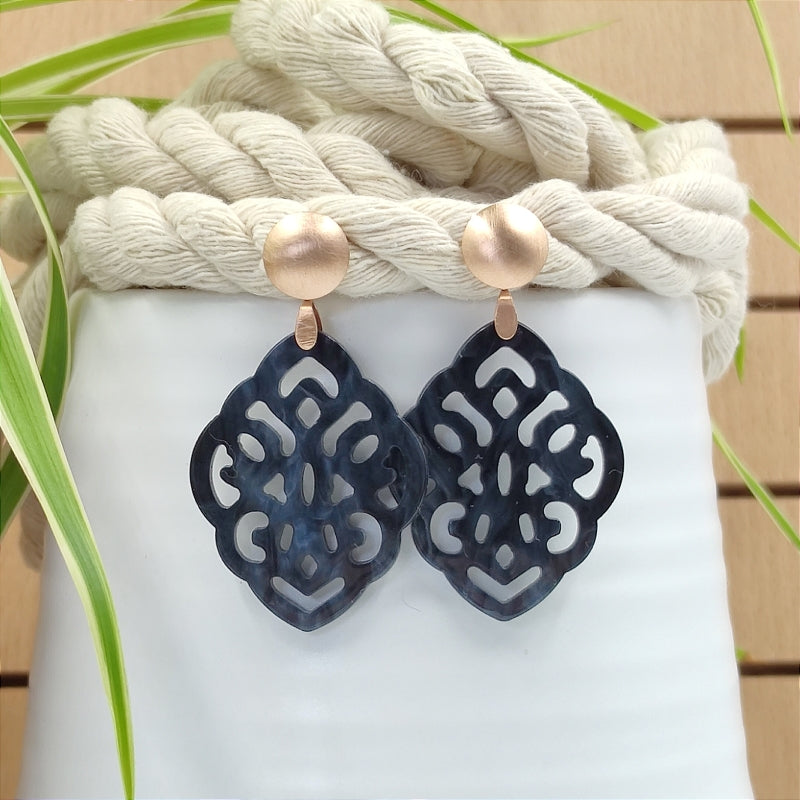 Der Ohrring Ella von LeFah Design ist der perfekte Trachtenschmuck in edlem dunkel blau grau. Federleicht, angenehm zu tragen und gut verträglich – ideal für empfindliche Haut. Ob Alltag oder Festtag, dieser Schmuck verbindet Tradition mit modernem Stil. Handgefertigt in Österreich, mit sicherer Zahlung und schnellem Versand – ein Accessoire, das Trachtenmode vollendet!