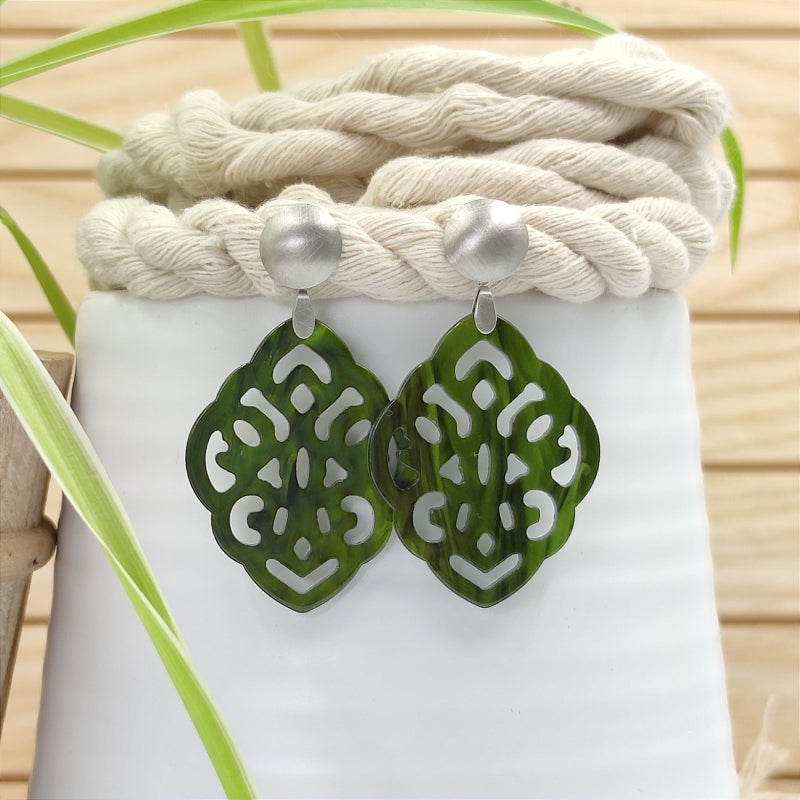 Der Ohrring Ella von LeFah Design ist der perfekte Trachtenschmuck in edlem dunkel grün. Federleicht, angenehm zu tragen und gut verträglich – ideal für empfindliche Haut. Ob Alltag oder Festtag, dieser Schmuck verbindet Tradition mit modernem Stil. Handgefertigt in Österreich, mit sicherer Zahlung und schnellem Versand – ein Accessoire, das Trachtenmode vollendet!