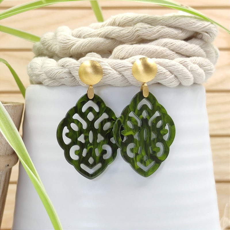 Der Ohrring Ella von LeFah Design ist der perfekte Trachtenschmuck in edlem dunkel grün. Federleicht, angenehm zu tragen und gut verträglich – ideal für empfindliche Haut. Ob Alltag oder Festtag, dieser Schmuck verbindet Tradition mit modernem Stil. Handgefertigt in Österreich, mit sicherer Zahlung und schnellem Versand – ein Accessoire, das Trachtenmode vollendet!