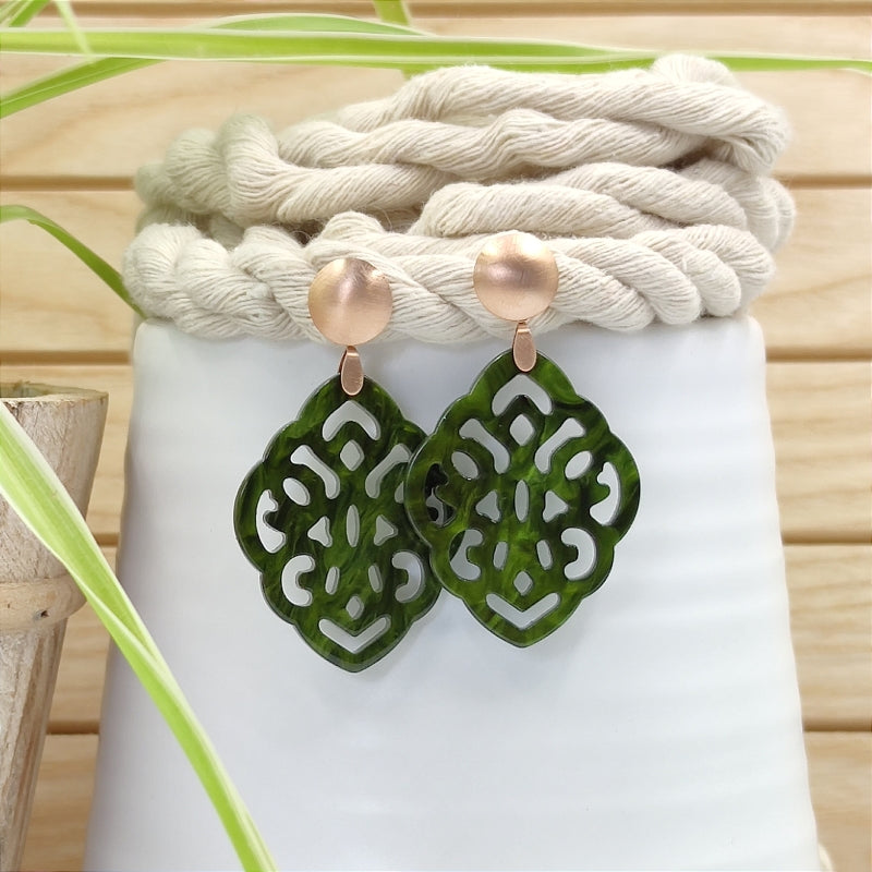 Der Ohrring Ella von LeFah Design ist der perfekte Trachtenschmuck in edlem dunkel grün. Federleicht, angenehm zu tragen und gut verträglich – ideal für empfindliche Haut. Ob Alltag oder Festtag, dieser Schmuck verbindet Tradition mit modernem Stil. Handgefertigt in Österreich, mit sicherer Zahlung und schnellem Versand – ein Accessoire, das Trachtenmode vollendet!
