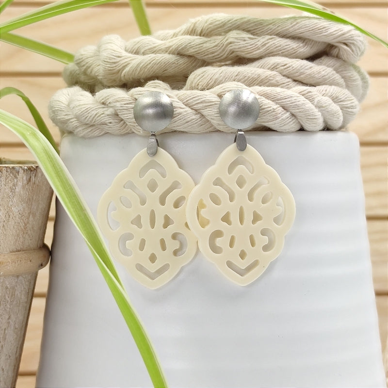 Der Ohrring Ella von LeFah Design ist der perfekte Trachtenschmuck in edlem Elfenbein - creme. Federleicht, angenehm zu tragen und gut verträglich – ideal für empfindliche Haut. Ob Alltag oder Festtag, dieser Schmuck verbindet Tradition mit modernem Stil. Handgefertigt in Österreich, mit sicherer Zahlung und schnellem Versand – ein Accessoire, das Trachtenmode vollendet!
