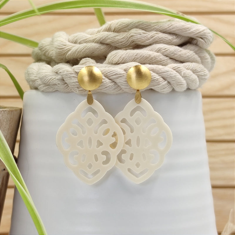 Der Ohrring Ella von LeFah Design ist der perfekte Trachtenschmuck in edlem Elfenbein - creme. Federleicht, angenehm zu tragen und gut verträglich – ideal für empfindliche Haut. Ob Alltag oder Festtag, dieser Schmuck verbindet Tradition mit modernem Stil. Handgefertigt in Österreich, mit sicherer Zahlung und schnellem Versand – ein Accessoire, das Trachtenmode vollendet!