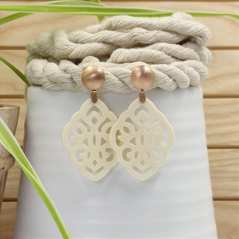 Der Ohrring Ella von LeFah Design ist der perfekte Trachtenschmuck in edlem Elfenbein - creme. Federleicht, angenehm zu tragen und gut verträglich – ideal für empfindliche Haut. Ob Alltag oder Festtag, dieser Schmuck verbindet Tradition mit modernem Stil. Handgefertigt in Österreich, mit sicherer Zahlung und schnellem Versand – ein Accessoire, das Trachtenmode vollendet!