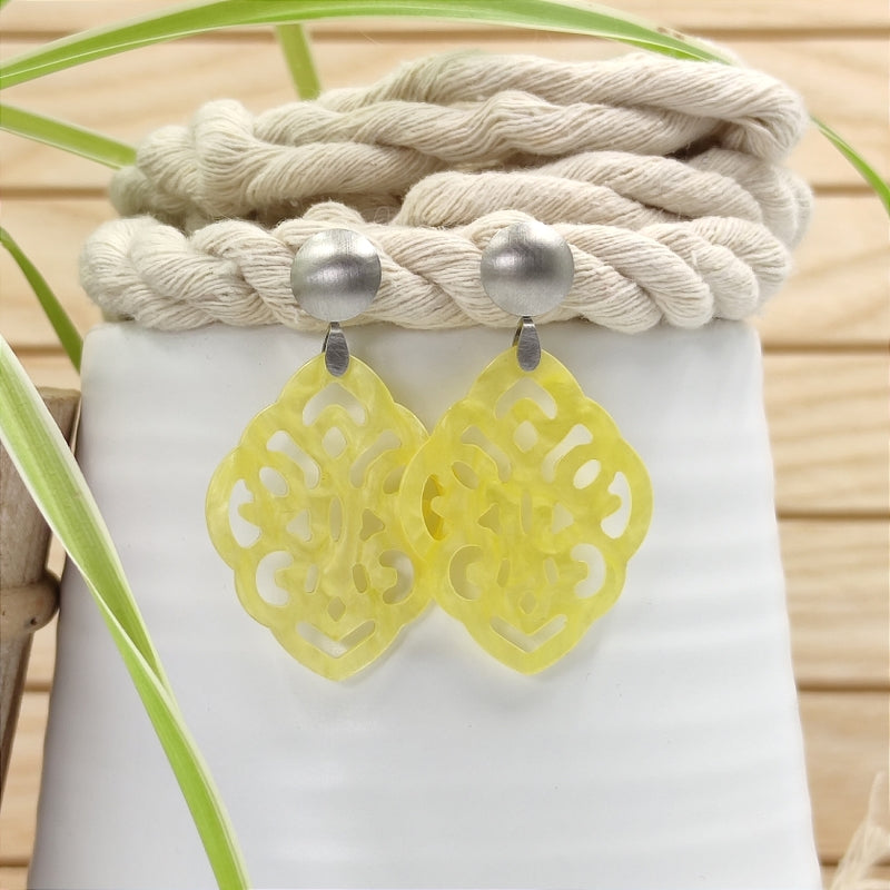 Der Ohrring Ella von LeFah Design ist der perfekte Trachtenschmuck in edlem gelb. Federleicht, angenehm zu tragen und gut verträglich – ideal für empfindliche Haut. Ob Alltag oder Festtag, dieser Schmuck verbindet Tradition mit modernem Stil. Handgefertigt in Österreich, mit sicherer Zahlung und schnellem Versand – ein Accessoire, das Trachtenmode vollendet!