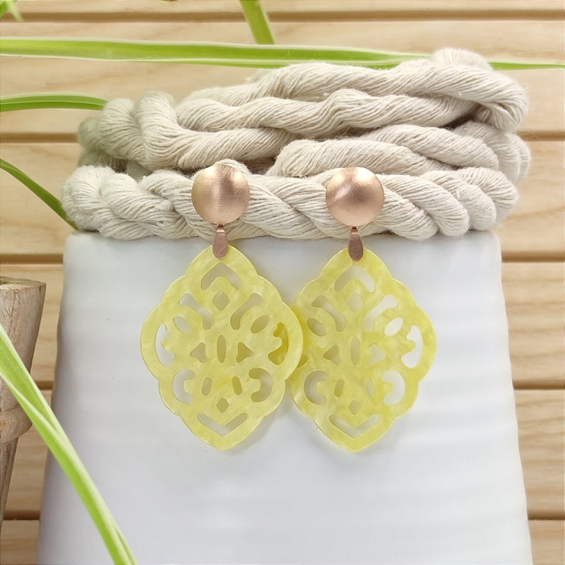Der Ohrring Ella von LeFah Design ist der perfekte Trachtenschmuck in edlem gelb. Federleicht, angenehm zu tragen und gut verträglich – ideal für empfindliche Haut. Ob Alltag oder Festtag, dieser Schmuck verbindet Tradition mit modernem Stil. Handgefertigt in Österreich, mit sicherer Zahlung und schnellem Versand – ein Accessoire, das Trachtenmode vollendet!