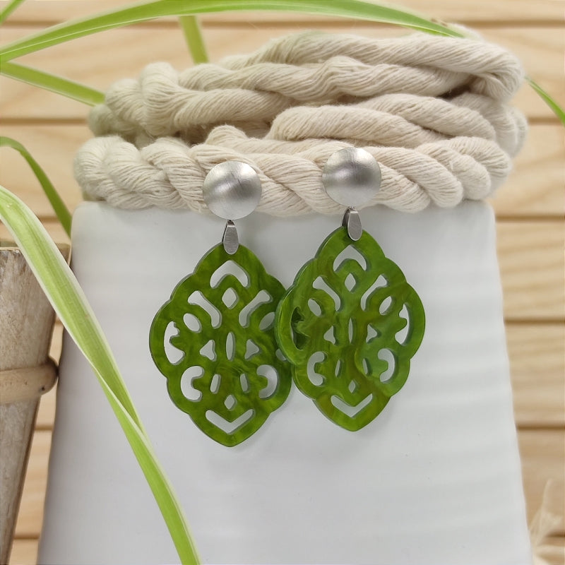 Der Ohrring Ella von LeFah Design ist der perfekte Trachtenschmuck in edlem grün. Federleicht, angenehm zu tragen und gut verträglich – ideal für empfindliche Haut. Ob Alltag oder Festtag, dieser Schmuck verbindet Tradition mit modernem Stil. Handgefertigt in Österreich, mit sicherer Zahlung und schnellem Versand – ein Accessoire, das Trachtenmode vollendet!