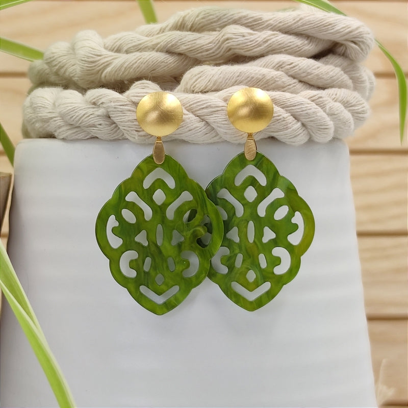 Der Ohrring Ella von LeFah Design ist der perfekte Trachtenschmuck in edlem grün. Federleicht, angenehm zu tragen und gut verträglich – ideal für empfindliche Haut. Ob Alltag oder Festtag, dieser Schmuck verbindet Tradition mit modernem Stil. Handgefertigt in Österreich, mit sicherer Zahlung und schnellem Versand – ein Accessoire, das Trachtenmode vollendet!