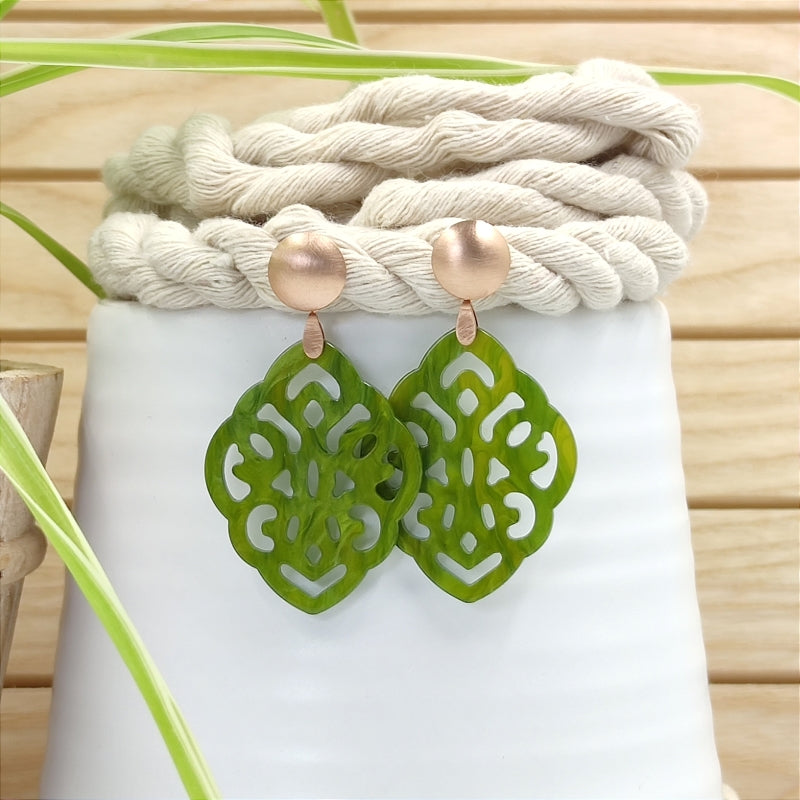 Der Ohrring Ella von LeFah Design ist der perfekte Trachtenschmuck in edlem grün. Federleicht, angenehm zu tragen und gut verträglich – ideal für empfindliche Haut. Ob Alltag oder Festtag, dieser Schmuck verbindet Tradition mit modernem Stil. Handgefertigt in Österreich, mit sicherer Zahlung und schnellem Versand – ein Accessoire, das Trachtenmode vollendet!