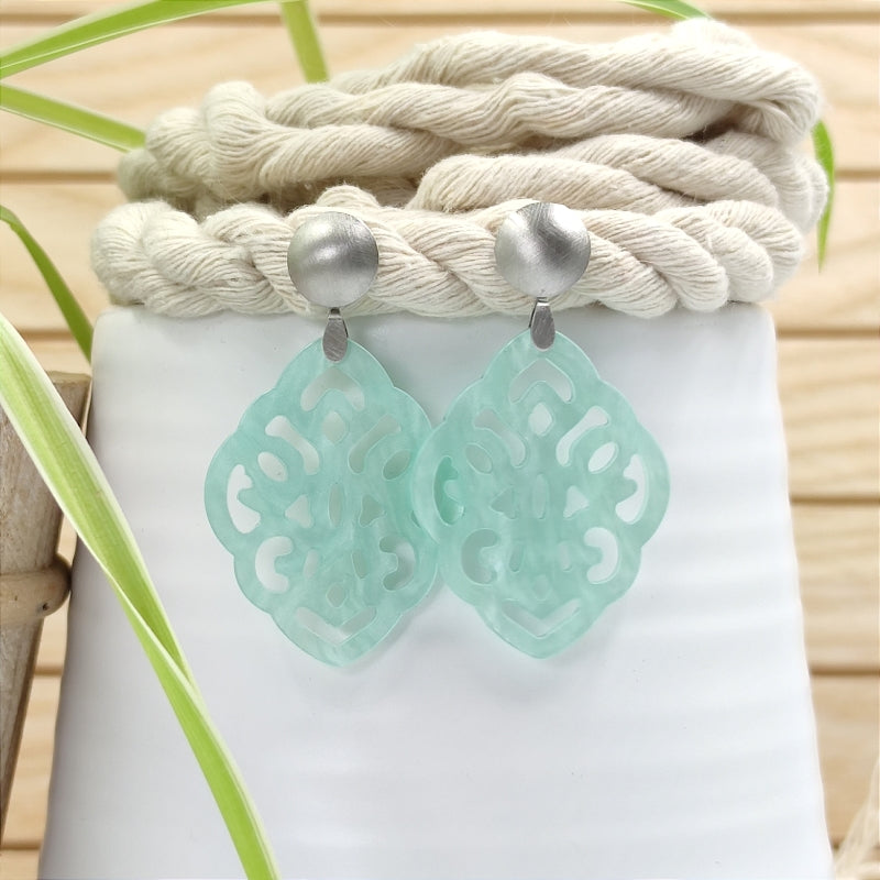 Der Ohrring Ella von LeFah Design ist der perfekte Trachtenschmuck in edlem hell blau. Federleicht, angenehm zu tragen und gut verträglich – ideal für empfindliche Haut. Ob Alltag oder Festtag, dieser Schmuck verbindet Tradition mit modernem Stil. Handgefertigt in Österreich, mit sicherer Zahlung und schnellem Versand – ein Accessoire, das Trachtenmode vollendet!