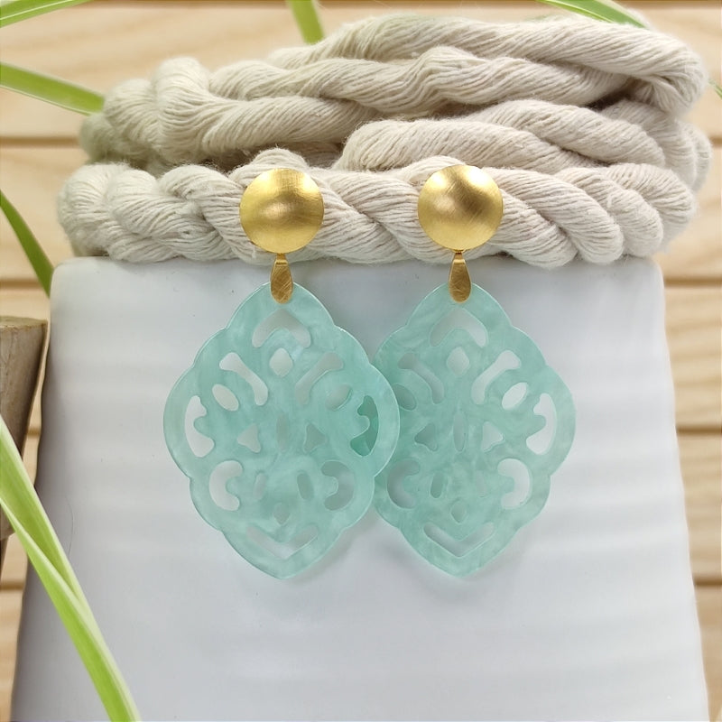 Der Ohrring Ella von LeFah Design ist der perfekte Trachtenschmuck in edlem hell blau. Federleicht, angenehm zu tragen und gut verträglich – ideal für empfindliche Haut. Ob Alltag oder Festtag, dieser Schmuck verbindet Tradition mit modernem Stil. Handgefertigt in Österreich, mit sicherer Zahlung und schnellem Versand – ein Accessoire, das Trachtenmode vollendet!