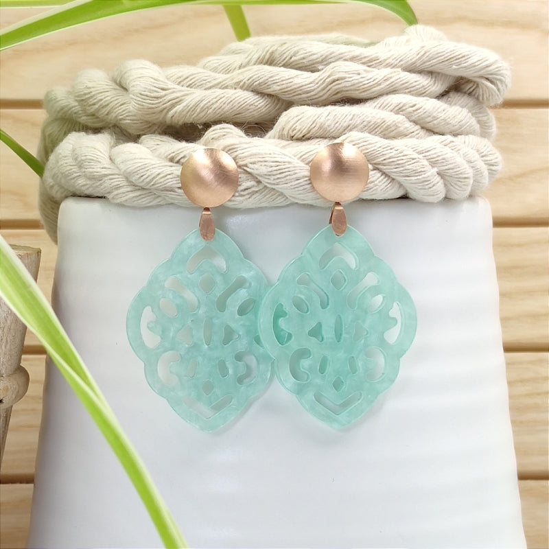Der Ohrring Ella von LeFah Design ist der perfekte Trachtenschmuck in edlem hell blau. Federleicht, angenehm zu tragen und gut verträglich – ideal für empfindliche Haut. Ob Alltag oder Festtag, dieser Schmuck verbindet Tradition mit modernem Stil. Handgefertigt in Österreich, mit sicherer Zahlung und schnellem Versand – ein Accessoire, das Trachtenmode vollendet!