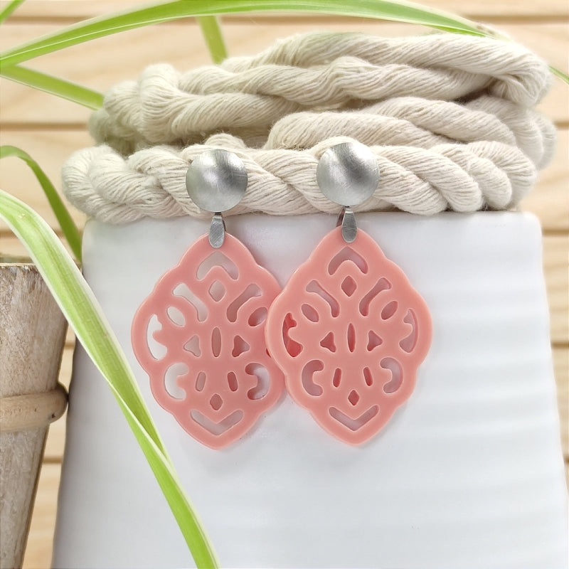 Der Ohrring Ella von LeFah Design ist der perfekte Trachtenschmuck in edlem lachs rosa. Federleicht, angenehm zu tragen und gut verträglich – ideal für empfindliche Haut. Ob Alltag oder Festtag, dieser Schmuck verbindet Tradition mit modernem Stil. Handgefertigt in Österreich, mit sicherer Zahlung und schnellem Versand – ein Accessoire, das Trachtenmode vollendet!