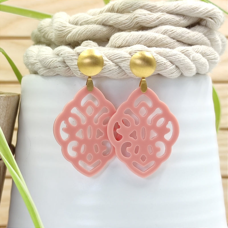 Der Ohrring Ella von LeFah Design ist der perfekte Trachtenschmuck in edlem lachs rosa. Federleicht, angenehm zu tragen und gut verträglich – ideal für empfindliche Haut. Ob Alltag oder Festtag, dieser Schmuck verbindet Tradition mit modernem Stil. Handgefertigt in Österreich, mit sicherer Zahlung und schnellem Versand – ein Accessoire, das Trachtenmode vollendet!