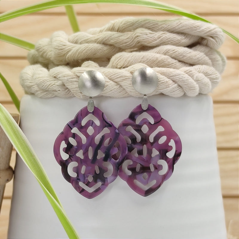 Der Ohrring Ella von LeFah Design ist der perfekte Trachtenschmuck in edlem lila. Federleicht, angenehm zu tragen und gut verträglich – ideal für empfindliche Haut. Ob Alltag oder Festtag, dieser Schmuck verbindet Tradition mit modernem Stil. Handgefertigt in Österreich, mit sicherer Zahlung und schnellem Versand – ein Accessoire, das Trachtenmode vollendet!