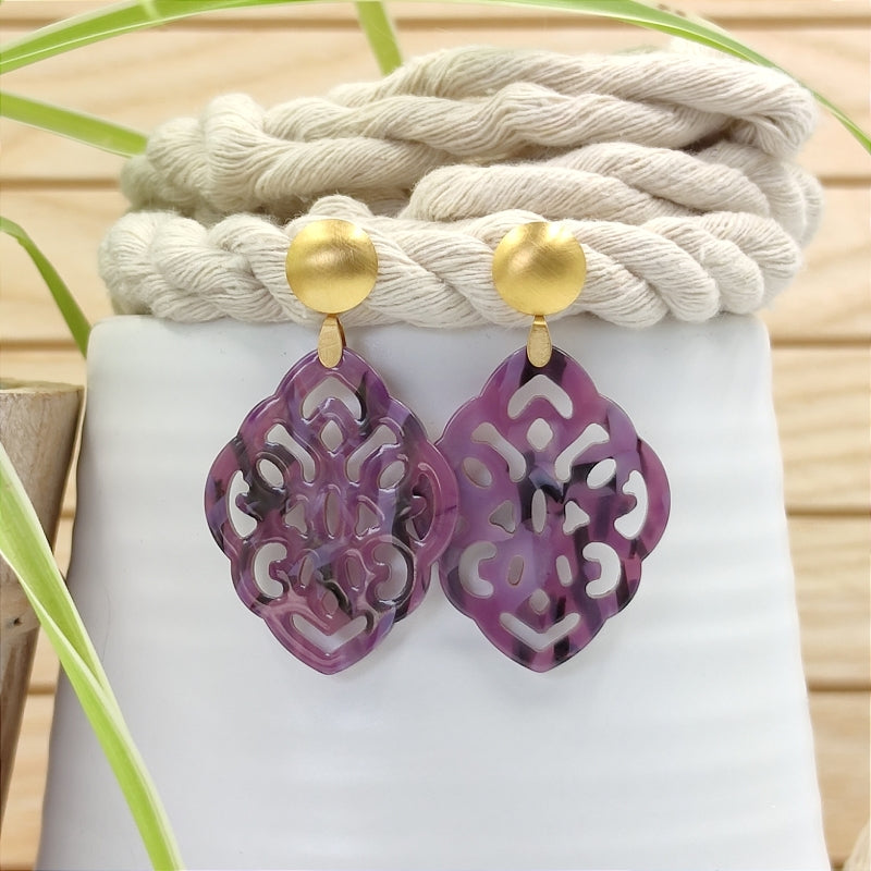 Der Ohrring Ella von LeFah Design ist der perfekte Trachtenschmuck in edlem lila. Federleicht, angenehm zu tragen und gut verträglich – ideal für empfindliche Haut. Ob Alltag oder Festtag, dieser Schmuck verbindet Tradition mit modernem Stil. Handgefertigt in Österreich, mit sicherer Zahlung und schnellem Versand – ein Accessoire, das Trachtenmode vollendet!