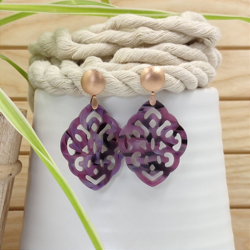 Der Ohrring Ella von LeFah Design ist der perfekte Trachtenschmuck in edlem lila. Federleicht, angenehm zu tragen und gut verträglich – ideal für empfindliche Haut. Ob Alltag oder Festtag, dieser Schmuck verbindet Tradition mit modernem Stil. Handgefertigt in Österreich, mit sicherer Zahlung und schnellem Versand – ein Accessoire, das Trachtenmode vollendet!