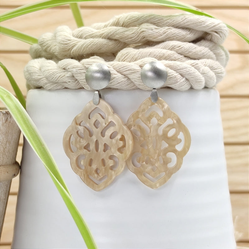 Der Ohrring Ella von LeFah Design ist der perfekte Trachtenschmuck in edlem Nude - creme- sand. Federleicht, angenehm zu tragen und gut verträglich – ideal für empfindliche Haut. Ob Alltag oder Festtag, dieser Schmuck verbindet Tradition mit modernem Stil. Handgefertigt in Österreich, mit sicherer Zahlung und schnellem Versand – ein Accessoire, das Trachtenmode vollendet!