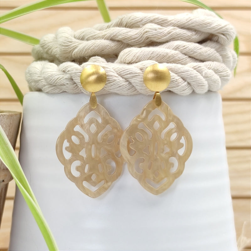 Der Ohrring Ella von LeFah Design ist der perfekte Trachtenschmuck in edlem Nude - creme- sand. Federleicht, angenehm zu tragen und gut verträglich – ideal für empfindliche Haut. Ob Alltag oder Festtag, dieser Schmuck verbindet Tradition mit modernem Stil. Handgefertigt in Österreich, mit sicherer Zahlung und schnellem Versand – ein Accessoire, das Trachtenmode vollendet!
