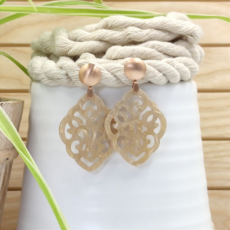 Der Ohrring Ella von LeFah Design ist der perfekte Trachtenschmuck in edlem Nude - creme- sand. Federleicht, angenehm zu tragen und gut verträglich – ideal für empfindliche Haut. Ob Alltag oder Festtag, dieser Schmuck verbindet Tradition mit modernem Stil. Handgefertigt in Österreich, mit sicherer Zahlung und schnellem Versand – ein Accessoire, das Trachtenmode vollendet!
