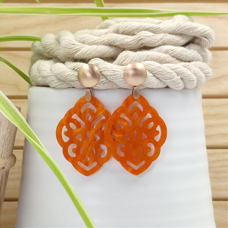 Der Ohrring Ella von LeFah Design ist der perfekte Trachtenschmuck in edlem orange. Federleicht, angenehm zu tragen und gut verträglich – ideal für empfindliche Haut. Ob Alltag oder Festtag, dieser Schmuck verbindet Tradition mit modernem Stil. Handgefertigt in Österreich, mit sicherer Zahlung und schnellem Versand – ein Accessoire, das Trachtenmode vollendet!