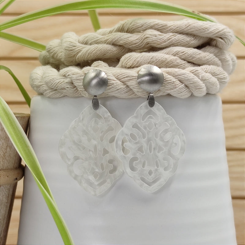 Der Ohrring Ella von LeFah Design ist der perfekte Trachtenschmuck in edlem Perlmutt weiß. Federleicht, angenehm zu tragen und gut verträglich – ideal für empfindliche Haut. Ob Alltag oder Festtag, dieser Schmuck verbindet Tradition mit modernem Stil. Handgefertigt in Österreich, mit sicherer Zahlung und schnellem Versand – ein Accessoire, das Trachtenmode vollendet!
