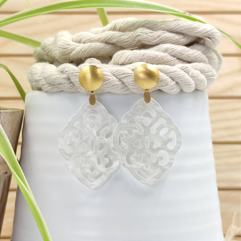 Der Ohrring Ella von LeFah Design ist der perfekte Trachtenschmuck in edlem Perlmutt weiß. Federleicht, angenehm zu tragen und gut verträglich – ideal für empfindliche Haut. Ob Alltag oder Festtag, dieser Schmuck verbindet Tradition mit modernem Stil. Handgefertigt in Österreich, mit sicherer Zahlung und schnellem Versand – ein Accessoire, das Trachtenmode vollendet!