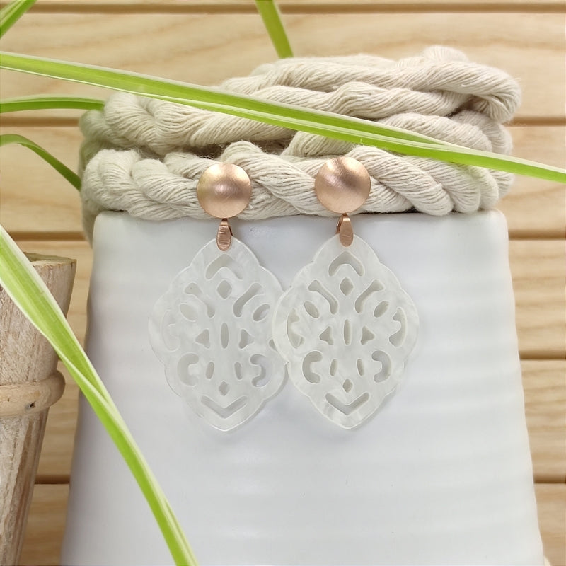 Der Ohrring Ella von LeFah Design ist der perfekte Trachtenschmuck in edlem Perlmutt weiß. Federleicht, angenehm zu tragen und gut verträglich – ideal für empfindliche Haut. Ob Alltag oder Festtag, dieser Schmuck verbindet Tradition mit modernem Stil. Handgefertigt in Österreich, mit sicherer Zahlung und schnellem Versand – ein Accessoire, das Trachtenmode vollendet!