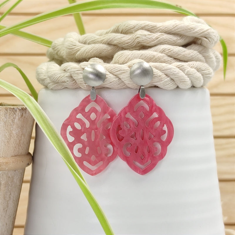 Der Ohrring Ella von LeFah Design ist der perfekte Trachtenschmuck in edlem rosa - pink. Federleicht, angenehm zu tragen und gut verträglich – ideal für empfindliche Haut. Ob Alltag oder Festtag, dieser Schmuck verbindet Tradition mit modernem Stil. Handgefertigt in Österreich, mit sicherer Zahlung und schnellem Versand – ein Accessoire, das Trachtenmode vollendet!