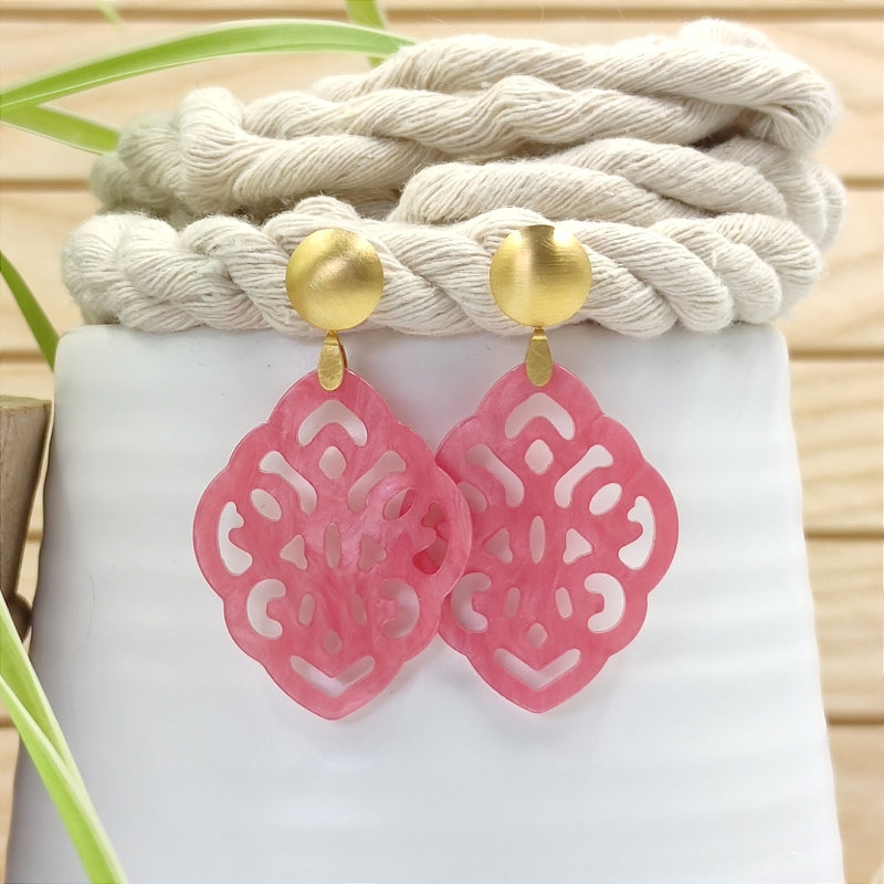 Der Ohrring Ella von LeFah Design ist der perfekte Trachtenschmuck in edlem rosa - pink. Federleicht, angenehm zu tragen und gut verträglich – ideal für empfindliche Haut. Ob Alltag oder Festtag, dieser Schmuck verbindet Tradition mit modernem Stil. Handgefertigt in Österreich, mit sicherer Zahlung und schnellem Versand – ein Accessoire, das Trachtenmode vollendet!