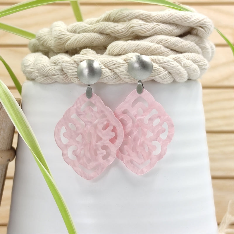 Der Ohrring Ella von LeFah Design ist der perfekte Trachtenschmuck in edlem rosa. Federleicht, angenehm zu tragen und gut verträglich – ideal für empfindliche Haut. Ob Alltag oder Festtag, dieser Schmuck verbindet Tradition mit modernem Stil. Handgefertigt in Österreich, mit sicherer Zahlung und schnellem Versand – ein Accessoire, das Trachtenmode vollendet!