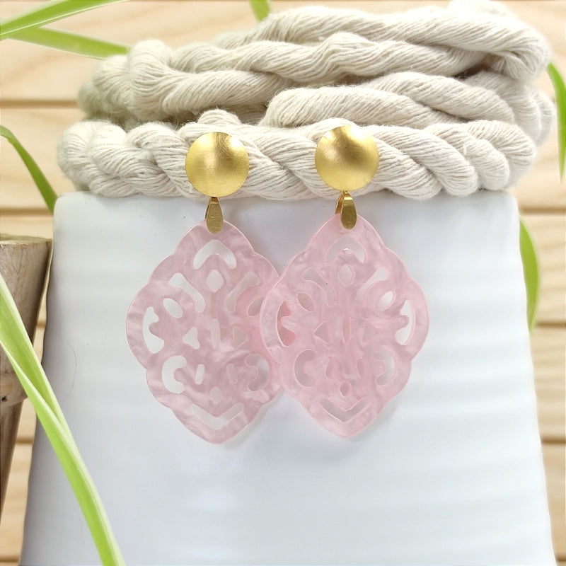 Der Ohrring Ella von LeFah Design ist der perfekte Trachtenschmuck in edlem rosa. Federleicht, angenehm zu tragen und gut verträglich – ideal für empfindliche Haut. Ob Alltag oder Festtag, dieser Schmuck verbindet Tradition mit modernem Stil. Handgefertigt in Österreich, mit sicherer Zahlung und schnellem Versand – ein Accessoire, das Trachtenmode vollendet!