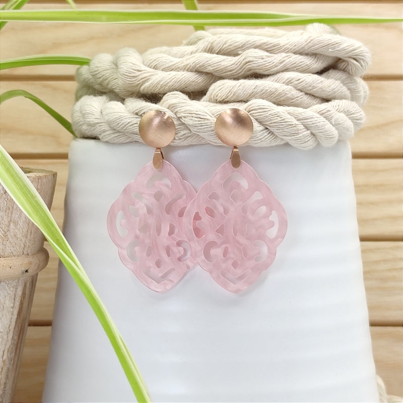 Der Ohrring Ella von LeFah Design ist der perfekte Trachtenschmuck in edlem rosa. Federleicht, angenehm zu tragen und gut verträglich – ideal für empfindliche Haut. Ob Alltag oder Festtag, dieser Schmuck verbindet Tradition mit modernem Stil. Handgefertigt in Österreich, mit sicherer Zahlung und schnellem Versand – ein Accessoire, das Trachtenmode vollendet!