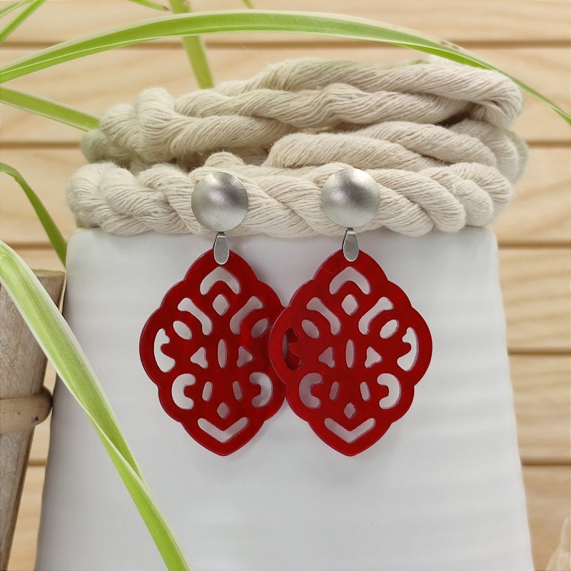Der Ohrring Ella von LeFah Design ist der perfekte Trachtenschmuck in edlem rot. Federleicht, angenehm zu tragen und gut verträglich – ideal für empfindliche Haut. Ob Alltag oder Festtag, dieser Schmuck verbindet Tradition mit modernem Stil. Handgefertigt in Österreich, mit sicherer Zahlung und schnellem Versand – ein Accessoire, das Trachtenmode vollendet!
