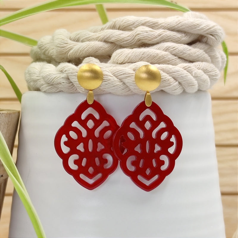 Der Ohrring Ella von LeFah Design ist der perfekte Trachtenschmuck in edlem rot. Federleicht, angenehm zu tragen und gut verträglich – ideal für empfindliche Haut. Ob Alltag oder Festtag, dieser Schmuck verbindet Tradition mit modernem Stil. Handgefertigt in Österreich, mit sicherer Zahlung und schnellem Versand – ein Accessoire, das Trachtenmode vollendet!