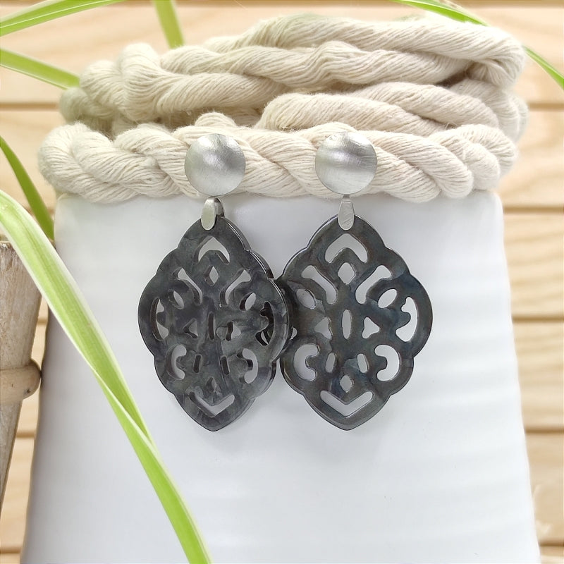 Der Ohrring Ella von LeFah Design ist der perfekte Trachtenschmuck in edlem dunkel grau schwarz. Federleicht, angenehm zu tragen und gut verträglich – ideal für empfindliche Haut. Ob Alltag oder Festtag, dieser Schmuck verbindet Tradition mit modernem Stil. Handgefertigt in Österreich, mit sicherer Zahlung und schnellem Versand – ein Accessoire, das Trachtenmode vollendet!