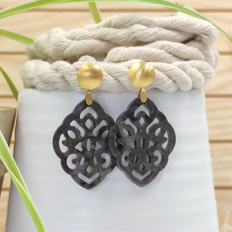 Der Ohrring Ella von LeFah Design ist der perfekte Trachtenschmuck in edlem dunkel grau schwarz. Federleicht, angenehm zu tragen und gut verträglich – ideal für empfindliche Haut. Ob Alltag oder Festtag, dieser Schmuck verbindet Tradition mit modernem Stil. Handgefertigt in Österreich, mit sicherer Zahlung und schnellem Versand – ein Accessoire, das Trachtenmode vollendet!