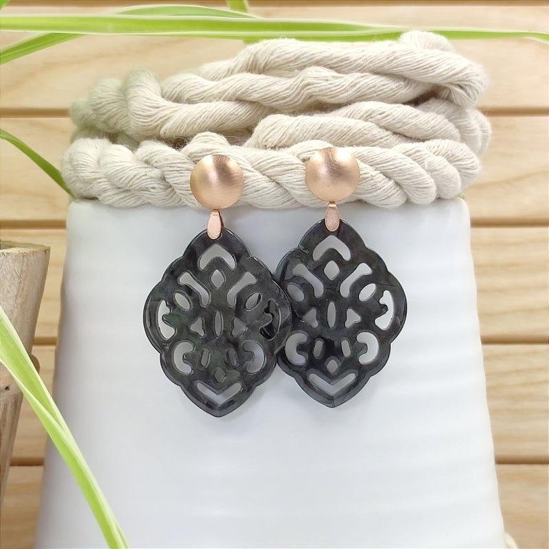 Der Ohrring Ella von LeFah Design ist der perfekte Trachtenschmuck in edlem dunkel grau schwarz. Federleicht, angenehm zu tragen und gut verträglich – ideal für empfindliche Haut. Ob Alltag oder Festtag, dieser Schmuck verbindet Tradition mit modernem Stil. Handgefertigt in Österreich, mit sicherer Zahlung und schnellem Versand – ein Accessoire, das Trachtenmode vollendet!