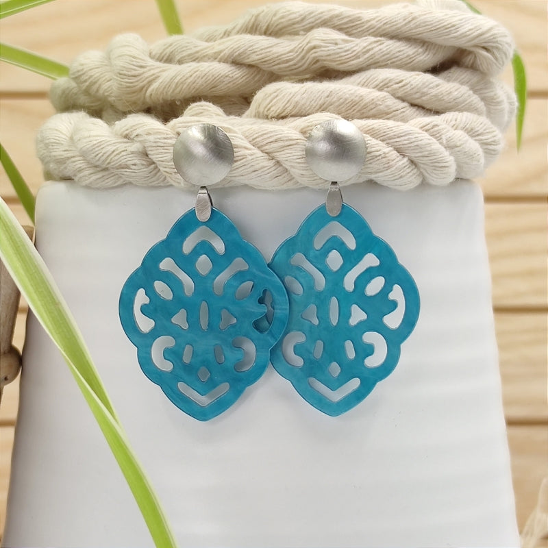 Der Ohrring Ella von LeFah Design ist der perfekte Trachtenschmuck in edlem türkis. Federleicht, angenehm zu tragen und gut verträglich – ideal für empfindliche Haut. Ob Alltag oder Festtag, dieser Schmuck verbindet Tradition mit modernem Stil. Handgefertigt in Österreich, mit sicherer Zahlung und schnellem Versand – ein Accessoire, das Trachtenmode vollendet!