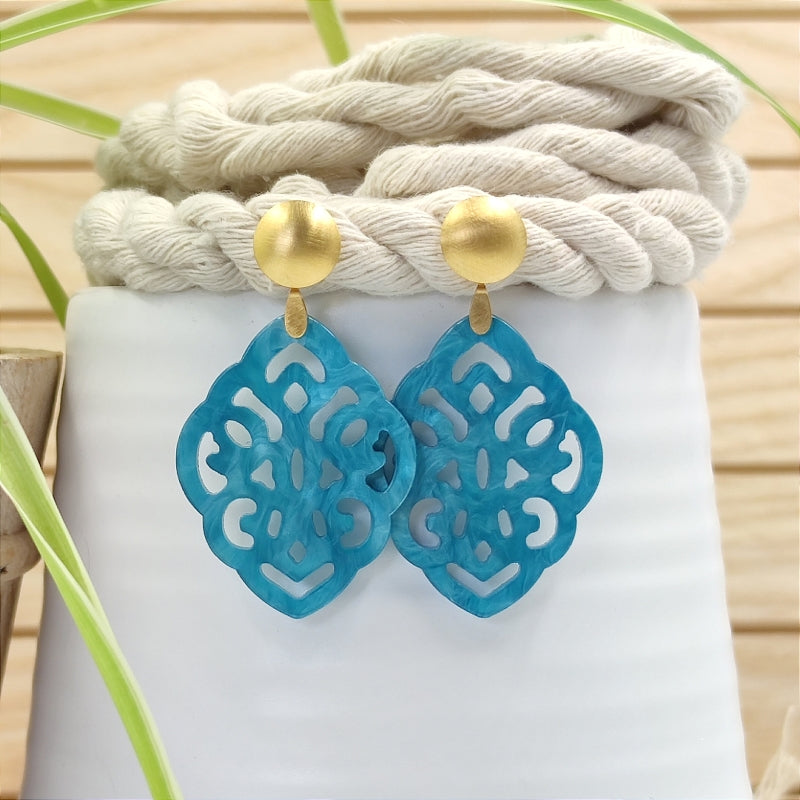 Der Ohrring Ella von LeFah Design ist der perfekte Trachtenschmuck in edlem türkis. Federleicht, angenehm zu tragen und gut verträglich – ideal für empfindliche Haut. Ob Alltag oder Festtag, dieser Schmuck verbindet Tradition mit modernem Stil. Handgefertigt in Österreich, mit sicherer Zahlung und schnellem Versand – ein Accessoire, das Trachtenmode vollendet!