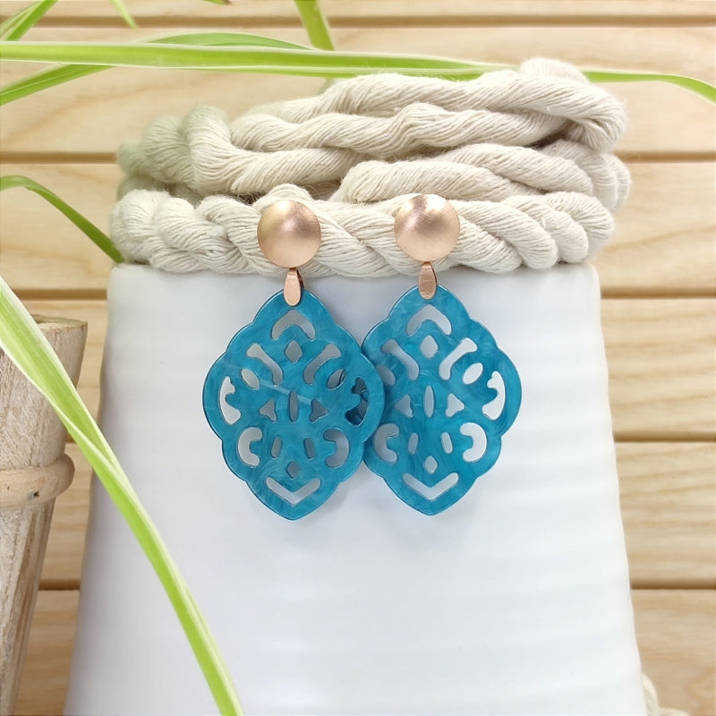 Der Ohrring Ella von LeFah Design ist der perfekte Trachtenschmuck in edlem türkis. Federleicht, angenehm zu tragen und gut verträglich – ideal für empfindliche Haut. Ob Alltag oder Festtag, dieser Schmuck verbindet Tradition mit modernem Stil. Handgefertigt in Österreich, mit sicherer Zahlung und schnellem Versand – ein Accessoire, das Trachtenmode vollendet!